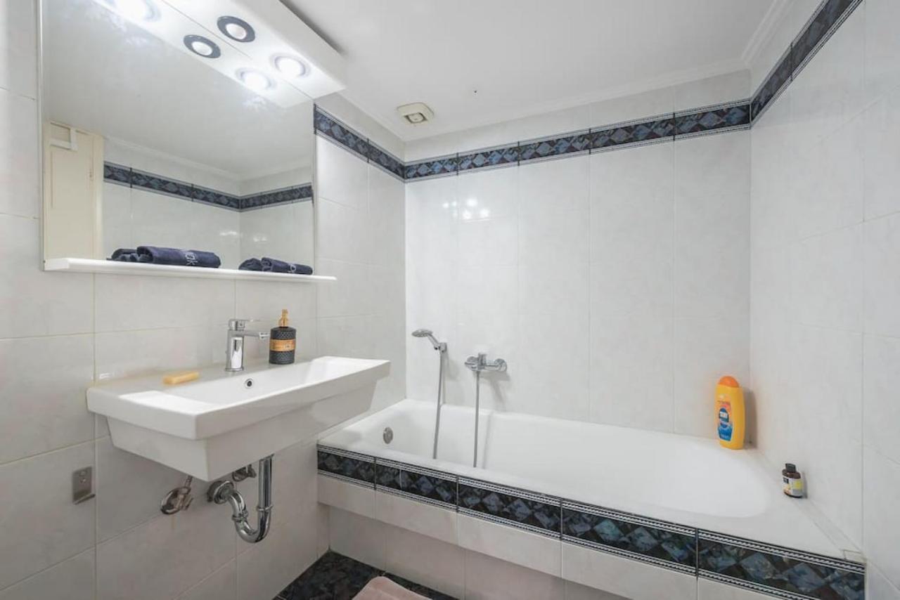 Central 3Br Apartment Next To Panormou Metro! Athen Eksteriør billede